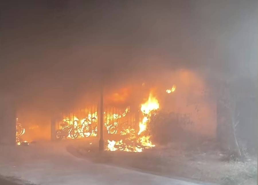 閔行區金塔三村非機動車停車棚突發起火事故 所幸未有人員傷亡:停車棚